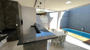 Sua casa com PISCINA e CHURRASQUEIRA na Terra das Cataratas em Bairro familiar e tranquilo